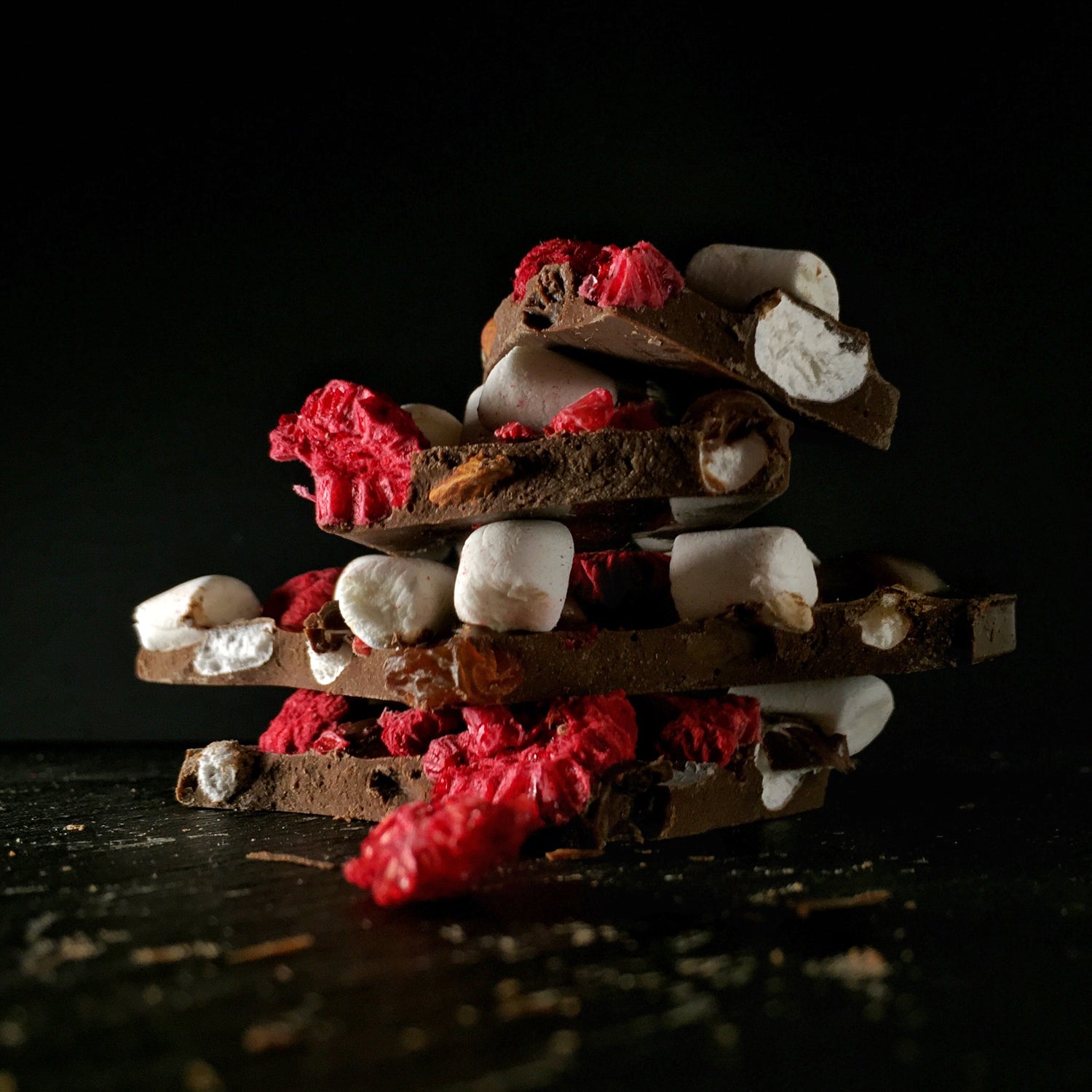 Nachhaltig naschen mit den Bio-Snacks vom Online-Shop des Biomarkt-Landgefuehl, Schokolade mit Marshmallows, Fruechten und Nuessen.